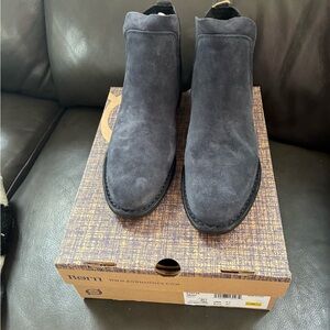 Born women’s Neah booties Navy